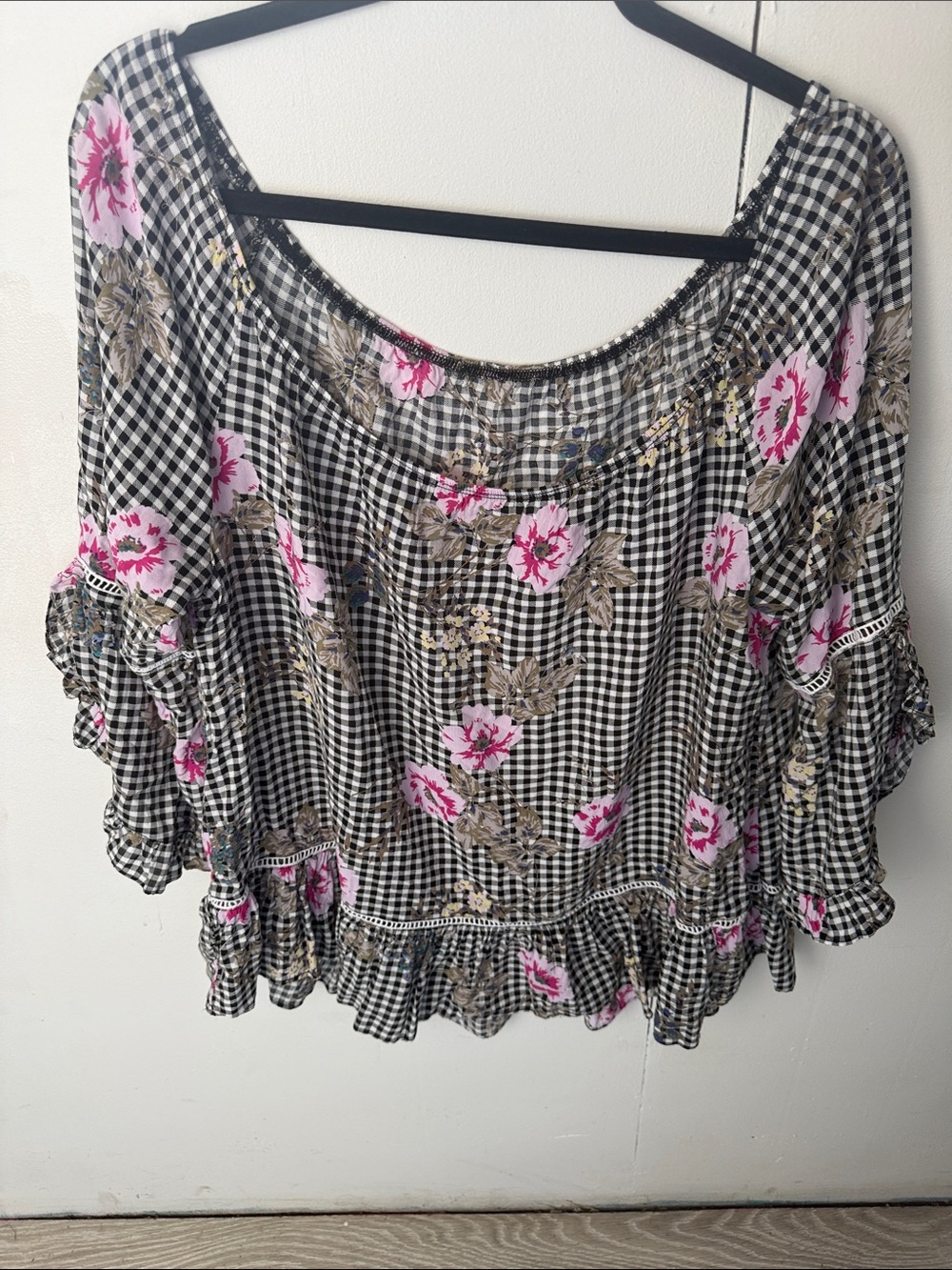 Boutique Sz 1XL Women's Black Gingham Floral Peasant Top with Pink Accents